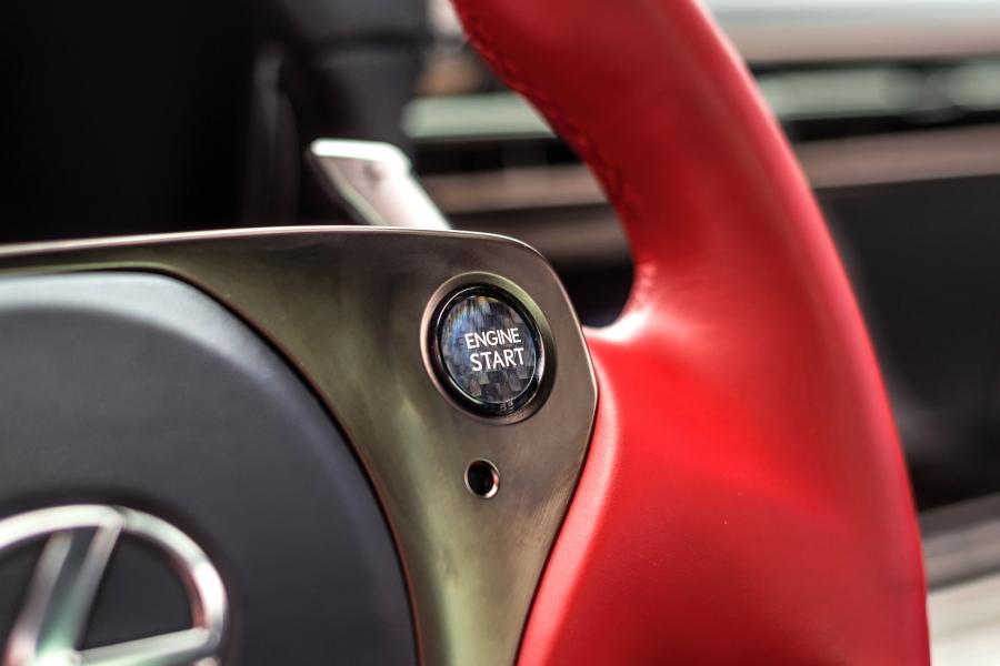 Детали интерьера Lexus LF-A 2010 года  (NA) (фото 18 из 35)